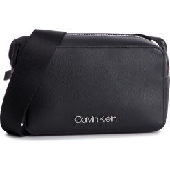 Torebka CALVIN KLEIN - Strap Sml Camera Bag K60K605012 001. Czarne listonoszki damskie Calvin Klein, bez wzorów, ze skóry ekologicznej, eleganckie, bez dodatków. W wyprzedaży za 289,00 zł.