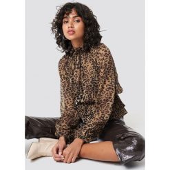 NA-KD Boho Top ze stójką - Brown. Brązowe topy damskie marki NA-KD Boho, bez wzorów, z tkaniny, ze stójką. Za 80,95 zł.