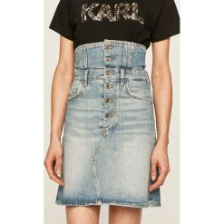 Guess Jeans - Spódnica jeansowa. Niebieskie spódniczki damskie Guess Jeans, na co dzień, z aplikacjami, z elastanu, casualowe, mini, proste. Za 469,90 zł.