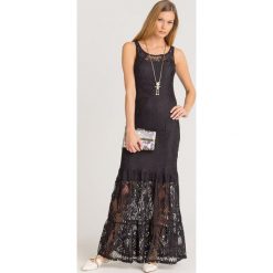 SUKIENKA PAMELA Guess. Czarne sukienki damskie Guess, na imprezę, s, w koronkowe wzory, z materiału, z okrągłym kołnierzem, bez rękawów, maxi, dopasowane. Za 329,40 zł.