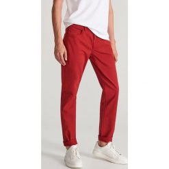 Bawełniane spodnie slim fit - Czerwony. Czerwone spodnie męskie Reserved, m, bez wzorów, z bawełny. Za 99,99 zł.
