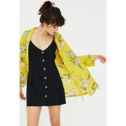 Sukienka z guzikami i węzłem na plecach. Czarne sukienki damskie na komunię marki Pull&Bear, z dekoltem na plecach. Za 109,00 zł.
