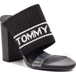 Klapki TOMMY JEANS - Knit Tommy Jeans Heeled Sandal EN0EN00532 Black 990. Czarne klapki damskie Tommy Jeans, bez wzorów, z jeansu, bez obcasa, na obcasie. Za 449,00 zł.