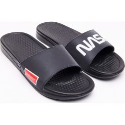 Klapki Nasa - Czarny. Czarne klapki męskie Cropp, bez wzorów. Za 59,99 zł.