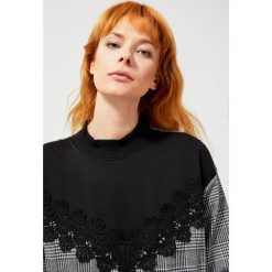 Bluza w kratę z łączonych materiałów. Czarne bluzy damskie Moodo, xl, w koronkowe wzory, z elastanu, z długim rękawem, długie, bez kaptura. Za 49,99 zł.