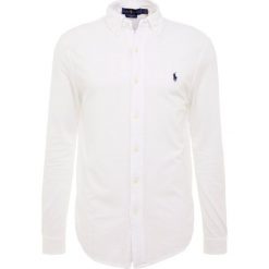 Polo Ralph Lauren FEATHERWEIGHT Koszula white. Białe koszule męskie Polo Ralph Lauren, xxl, bez wzorów, z bawełny, polo, bez rękawów. W wyprzedaży za 367,20 zł.