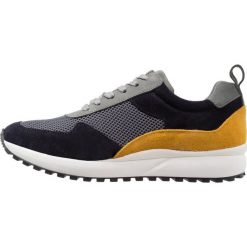 Samsøe & Samsøe VEST Sneakersy niskie stormy weather. Szare sneakersy męskie marki Samsøe & Samsøe, bez wzorów, ze skóry, bez zapięcia. Za 749,00 zł.