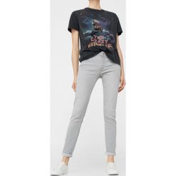 Mango - Jeansy Olivia1. Szare jeansy damskie marki Mango, z aplikacjami, z elastanu. W wyprzedaży za 79,90 zł.