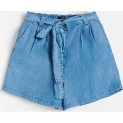 Szorty jeansowe z Tencelu™ - Niebieski. Niebieskie szorty damskie Reserved, bez wzorów, z jeansu. Za 79,99 zł.