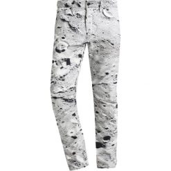 GStar PHARRELL WILLIAMS ELWOOD X52 3D Spodnie materiałowe black/bullit. Szare spodnie męskie marki G-Star, m, bez wzorów, z bawełny. Za 559,00 zł.