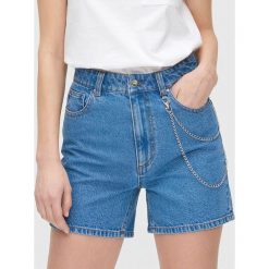 Szorty Mom High Waist - Niebieski. Niebieskie szorty damskie Cropp, bez wzorów, z podwyższonym stanem. W wyprzedaży za 55,99 zł.