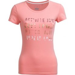 T-shirt damski TSD602 - pudrowy koral - Outhorn. Koszulki damskie Outhorn, bez wzorów, z bawełny, bez kołnierzyka, bez rękawów. W wyprzedaży za 24,99 zł.