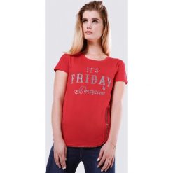 Czerwony T-shirt Steer Clear Of. Czerwone bluzki damskie marki Born2be, s, z nadrukiem, z dzianiny, z okrągłym kołnierzem. Za 39,99 zł.