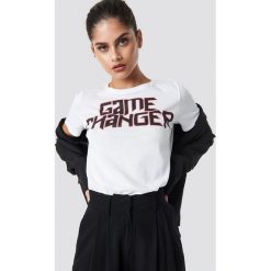 NA-KD T-shirt Game Changer - White. Białe t-shirty damskie NA-KD, z nadrukiem, z bawełny, z okrągłym kołnierzem. Za 72,95 zł.