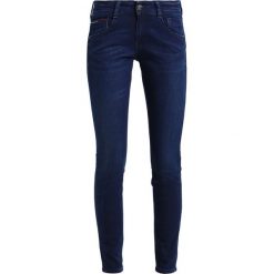 Tommy Jeans LOW RISE SKINNY SCARLETT Jeans Skinny Fit florida dark blue. Niebieskie jeansy damskie marki Tommy Jeans. W wyprzedaży za 359,20 zł.
