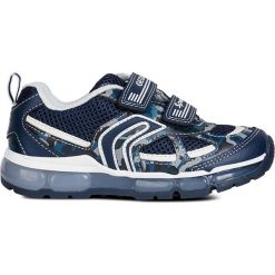 Sneakersy "Android" w kolorze granatowym. Niebieskie trampki chłopięce geox kids, bez wzorów, z gumy, bez zapięcia. W wyprzedaży za 139,95 zł.