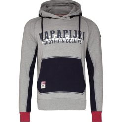 Bluza NAPAPIJRI BARDARA H. Szare bluzy męskie Napapijri, z nadrukiem, prążkowane, z kapturem, bez rękawów, z kapturem. Za 585,00 zł.