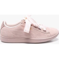Puma - Buty Vikky Ribbon. Różowe buty sportowe damskie Puma, bez wzorów, ze skóry, sportowe. W wyprzedaży za 159,90 zł.