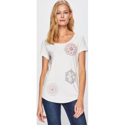 Desigual - Top. Białe bluzki damskie marki Desigual, s, z nadrukiem, z elastanu, casualowe, z okrągłym kołnierzem, z krótkim rękawem. Za 179,90 zł.