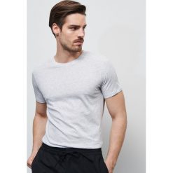 Gładki T-shirt basic - Jasny szary. Szare t-shirty męskie Reserved, s, bez wzorów, bez kołnierzyka. Za 24,99 zł.