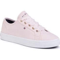 Tenisówki TOMMY HILFIGER - Essential Nautical Sneaker FW0FW04848 Pale Pink TJP. Różowe półbuty damskie TOMMY HILFIGER, bez wzorów, z gumy, bez zapięcia. Za 299,00 zł.