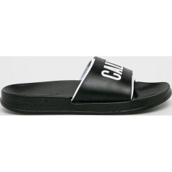 Calvin Klein Underwear - Klapki. Czarne klapki damskie Calvin Klein Underwear, bez wzorów, z materiału, bez obcasa, na obcasie. W wyprzedaży za 139,90 zł.
