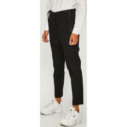 G-Star Raw - Spodnie. Czarne spodnie damskie G-Star RAW, bez wzorów, z bawełny, retro. W wyprzedaży za 499,90 zł.