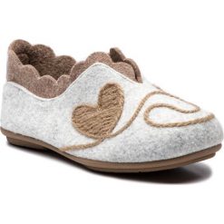 Kapcie MANITU - 340238 Beige 8. Szare klapki damskie Manitu, bez wzorów, z materiału, bez obcasa. W wyprzedaży za 89,00 zł.