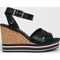 Tommy Hilfiger - Sandały. Niebieskie koturny damskie TOMMY HILFIGER, bez obcasa, na obcasie, na klamry. W wyprzedaży za 379,90 zł.