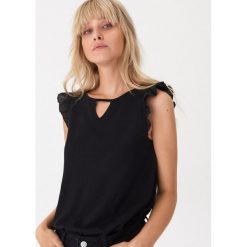 Bluzka z wycięciem przy dekolcie - Czarny. Czarne bluzki damskie House, s, bez wzorów, bez kołnierzyka, bez rękawów. Za 29,99 zł.