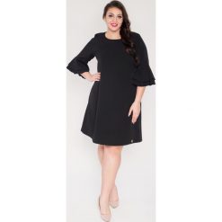 Trapezowa czarna sukienka rękaw falbanka flamenco oversize PLUS SIZE. Czarne sukienki damskie Moda Size Plus Iwanek, na co dzień, na lato, xxl, bez wzorów, z elastanu, eleganckie, z okrągłym kołnierzem, plus size, bez rękawów, rozkloszowane. Za 169,00 zł.
