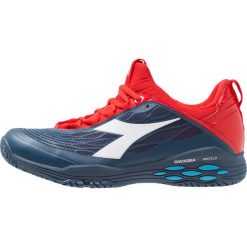 Diadora SPEED BLUSHIELD FLY AG Obuwie multicourt dark blue/red capital. Niebieskie buty do tenisa męskie Diadora, z gumy. Za 529,00 zł.