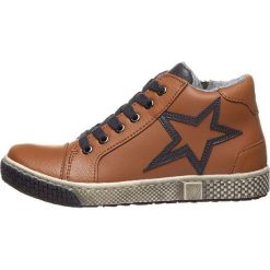 Skórzane sneakersy w kolorze jasnobrązowym. Pomarańczowe trampki chłopięce lamino, z aplikacjami, z materiału, na sznurówki. W wyprzedaży za 155,95 zł.