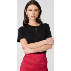 NA-KD T-shirt z haftowaną różą - Black. Czarne t-shirty damskie NA-KD, z haftami, z bawełny, z klasycznym kołnierzykiem. Za 60,95 zł.