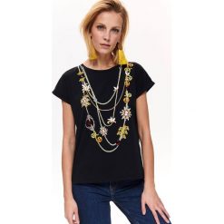 T-SHIRT DAMSKI ZDOBIONY NADRUKIEM I KAMIENIAMI. T-shirty damskie Top Secret. W wyprzedaży za 29,99 zł.
