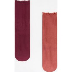Skarpetki 2 pack - Bordowy. Czerwone skarpetki damskie Reserved, bez wzorów. Za 24,99 zł.