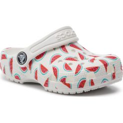 Klapki CROCS - Classic Seasonal Grphc Clg K 205620 White/Red. Białe sandały dziewczęce Crocs, z tworzywa sztucznego, bez zapięcia. W wyprzedaży za 119,00 zł.