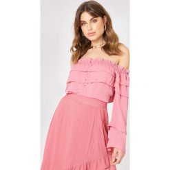 Debiflue x NA-KD Top z odkrytymi ramionami - Pink. Różowe topy damskie marki Debiflue x NA-KD, bez wzorów, bez kołnierzyka. W wyprzedaży za 66,97 zł.
