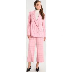JUST FEMALE VALERIA Żakiet rose. Czerwone marynarki i żakiety damskie marki JUST FEMALE, xl, z elastanu. W wyprzedaży za 486,85 zł.