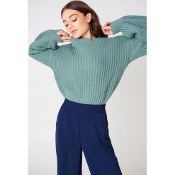 NA-KD Sweter z dzianiny z bufiastym rękawem - Green. Zielone swetry klasyczne damskie marki NA-KD, z dzianiny, z golfem. Za 121,95 zł.