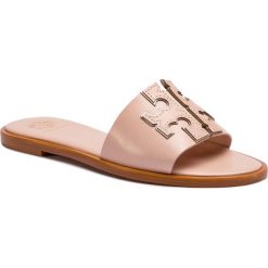 Klapki TORY BURCH - Ines Slide 50109 Sea Shell Pink/Silver 651. Różowe klapki damskie Tory Burch, bez wzorów, ze skóry, bez obcasa, na obcasie. W wyprzedaży za 779,00 zł.