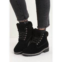 Czarne Traperki Stitches. Czarne buty zimowe damskie Born2be, z okrągłym noskiem, na niskim obcasie. Za 79,99 zł.