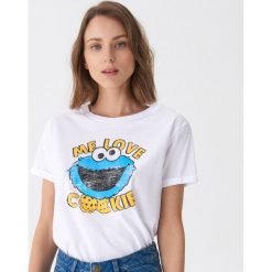 T-shirt z nadrukiem Ulica Sezamkowa - Biały. Białe t-shirty damskie House, xl, z nadrukiem, street, bez kołnierzyka. Za 35,99 zł.