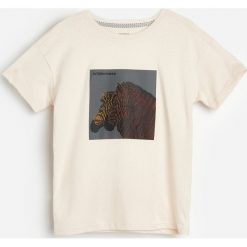 Bawełniany t-shirt z aplikacją 3d -. T-shirty męskie Reserved, z aplikacjami, z bawełny, bez kołnierzyka. W wyprzedaży za 25,99 zł.