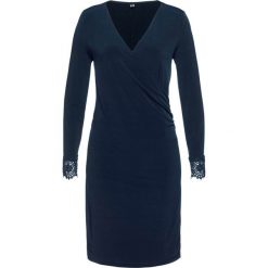 Sukienka shirtowa bonprix ciemnoniebieski. Niebieskie sukienki damskie bonprix, w koronkowe wzory, z koronki, bez kołnierzyka, bez rękawów. Za 84,99 zł.