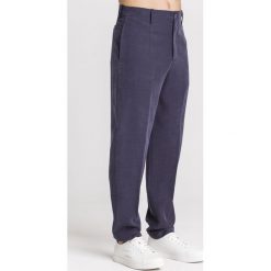 SPODNIE Emporio Armani. Niebieskie spodnie męskie Emporio Armani, na co dzień, m, bez wzorów, z materiału. Za 565,00 zł.
