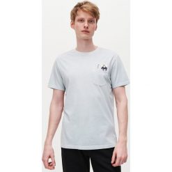 T-shirt z kieszenią i nadrukiem - Niebieski. Niebieskie t-shirty męskie Reserved, s, z nadrukiem, bez kołnierzyka. W wyprzedaży za 39,99 zł.