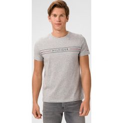 Tommy Hilfiger Koszulka Szary. Szare podkoszulki męskie TOMMY HILFIGER, m, z haftami, z bawełny, bez kołnierzyka, krótkie. Za 187,95 zł.