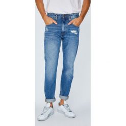 Tommy Jeans - Jeansy Modern. Niebieskie jeansy męskie z dziurami Tommy Jeans. W wyprzedaży za 399,90 zł.