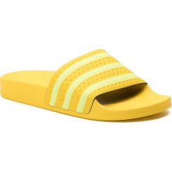 Klapki adidas - adilatte W EE7449 Yellow/Sefrye/Yellow. Żółte klapki damskie Adidas, bez wzorów, z tworzywa sztucznego, bez obcasa. Za 149,00 zł.